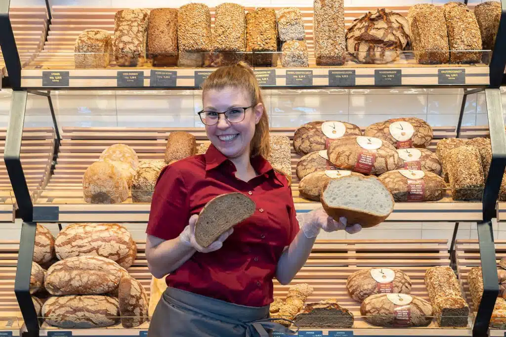 Verkäuferin Bäcker Wiedemann mit Brot