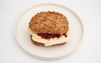 Sonnenblumenkernbrötchen mit Brie und Preiselbeere Sonnenblumenkernbrötchen mit Brie und Preiselbeere