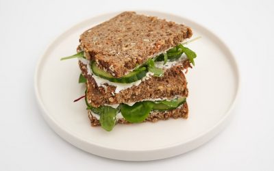 Stulle mit Frischkäse, Gurke und Wildkräutersalat Stulle mit Frischkäse, Gurke und Wildkräutersalat