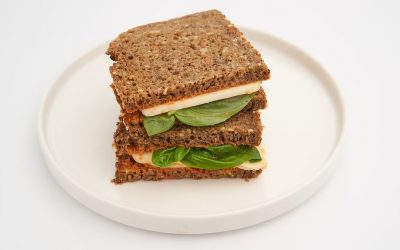 Stulle mit Mozzarella und Tomatenbutter Stulle mit Mozzarella und Tomatenbutter